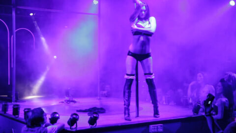 Tera Patrick se desnuda en el club de striptease